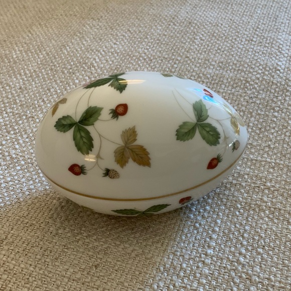 Wedgwood Wild strawberry trinket box, egg-shaped - Picture 2 of 4